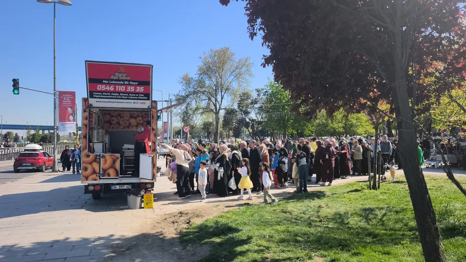 İstanbul’da Hayrat Lokması mobil aracı önünde hayır lokması dağıtımı için bekleyen kalabalık