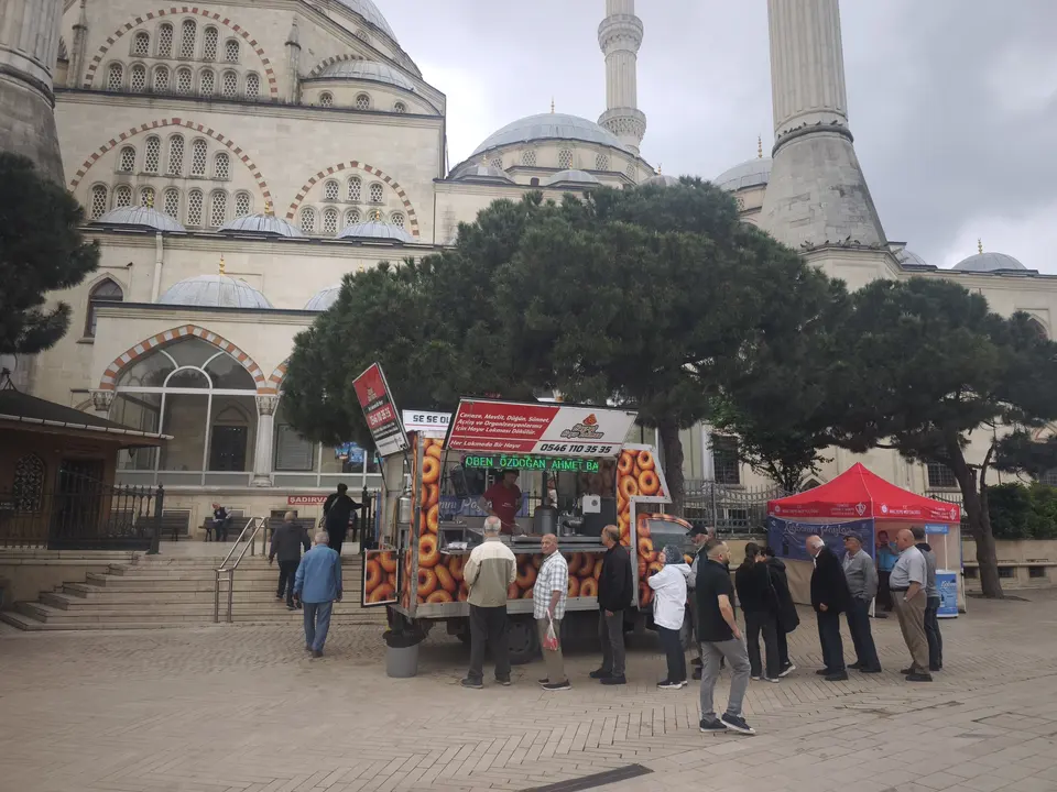 Cami avlusunda Hayrat Lokması mobil aracından lokma dağıtımı