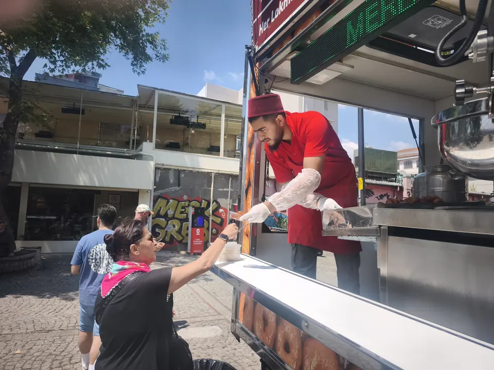 Hayrat Lokması ekibinin mobil araçtan sıcak lokma servisi