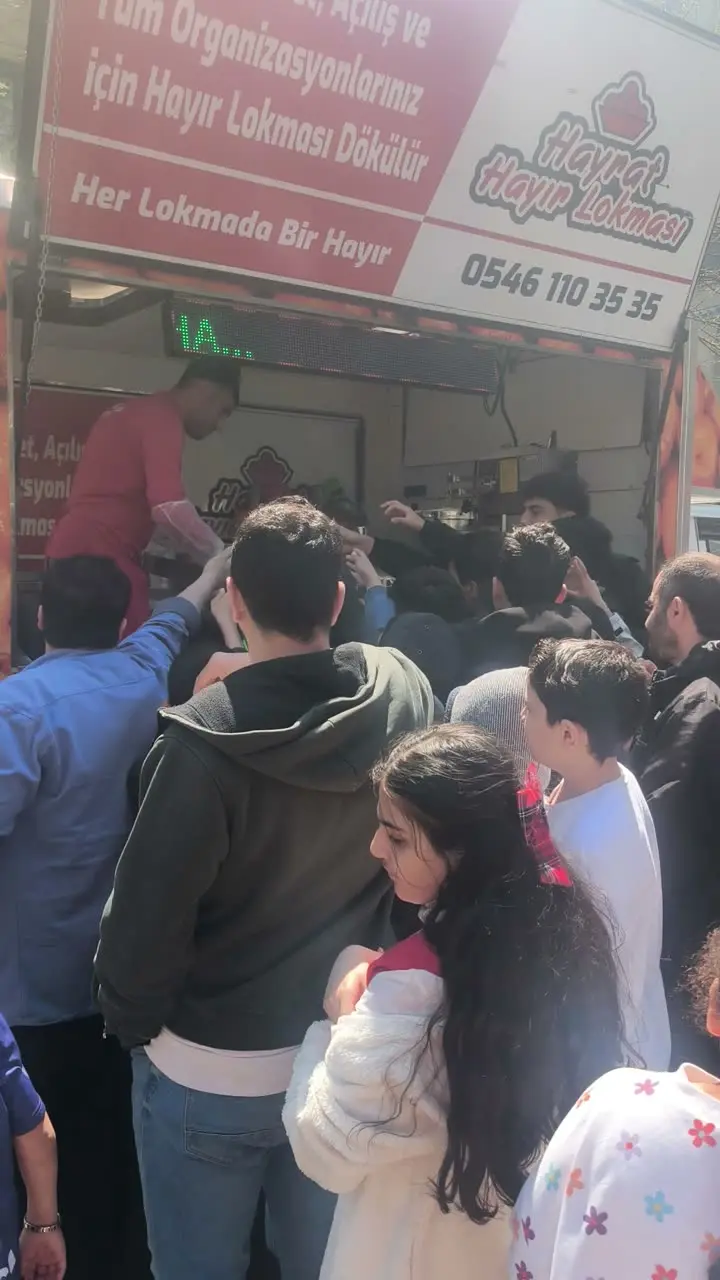 Hayrat Lokması mobil aracından sıcak lokma servisi